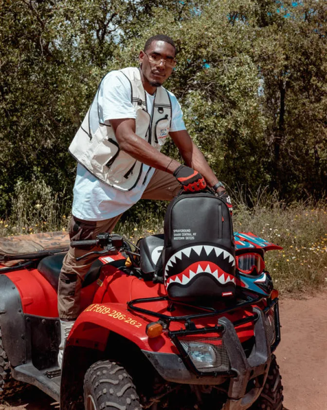 SHARK CENTRAL (BLACK) (DLXV)